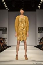 Model walk the ramp for Ashish Soni Show at Wills Lifestyle India Fashion Week 2012 day 4 on 9th Oct 2012 (49).JPG
